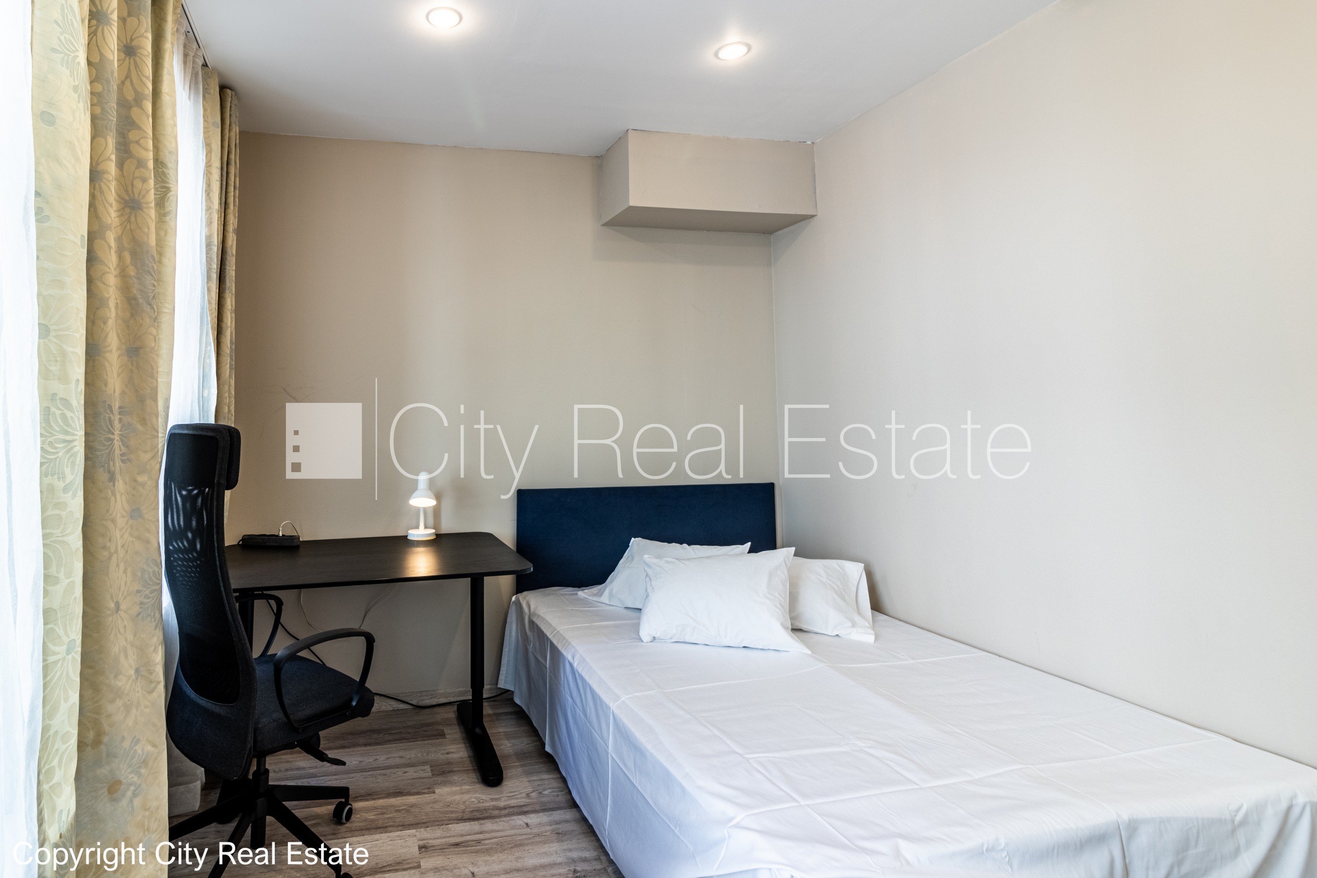 Sludinājumi. Fasādes māja, renovēta māja, ieeja no ielas, kāpņu telpa pēc kapitālā remonta, logi vērsti uz ielas Cena: 1200 EUR/mēn Foto #8