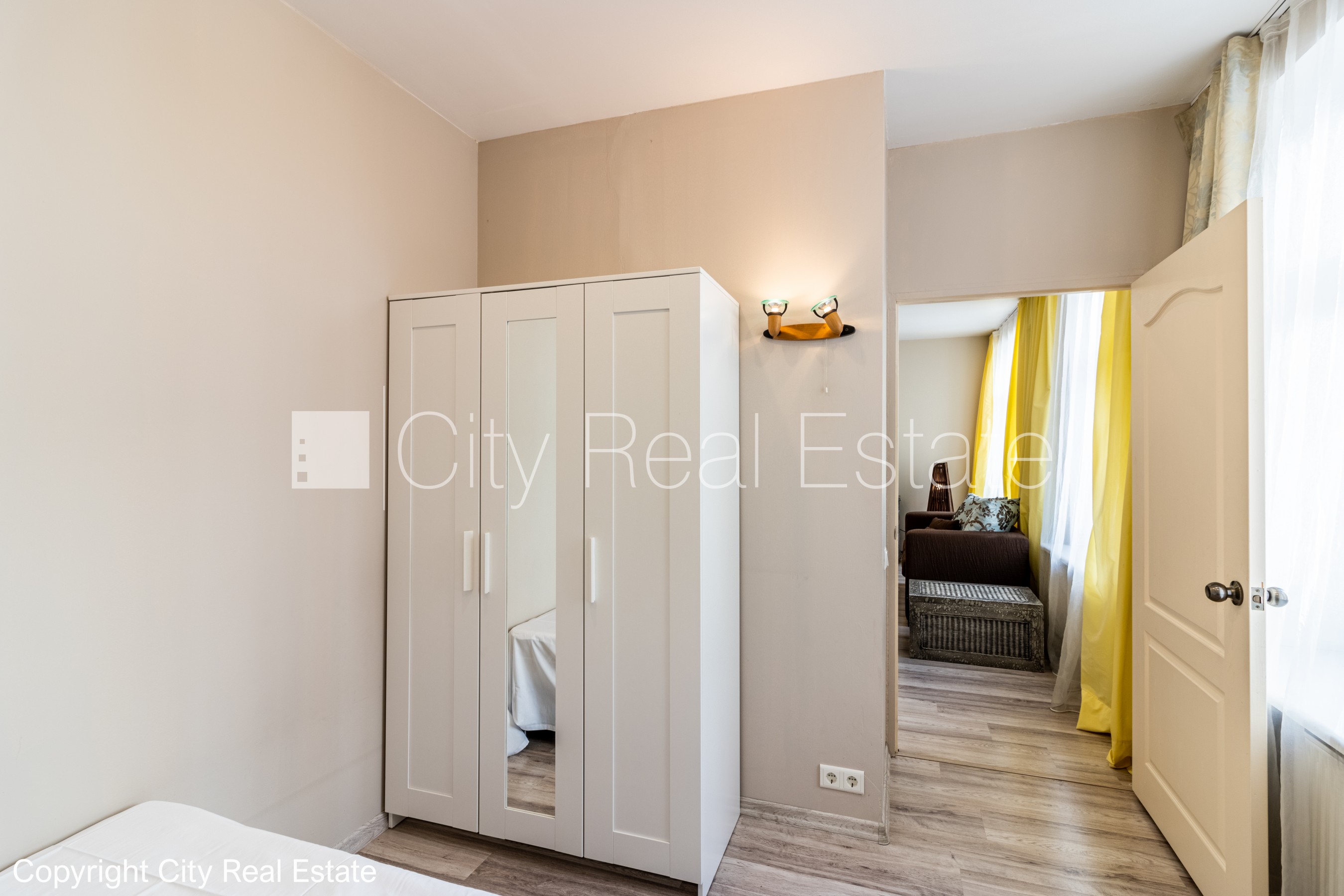 Sludinājumi. Fasādes māja, renovēta māja, ieeja no ielas, kāpņu telpa pēc kapitālā remonta, logi vērsti uz ielas Cena: 1200 EUR/mēn Foto #9