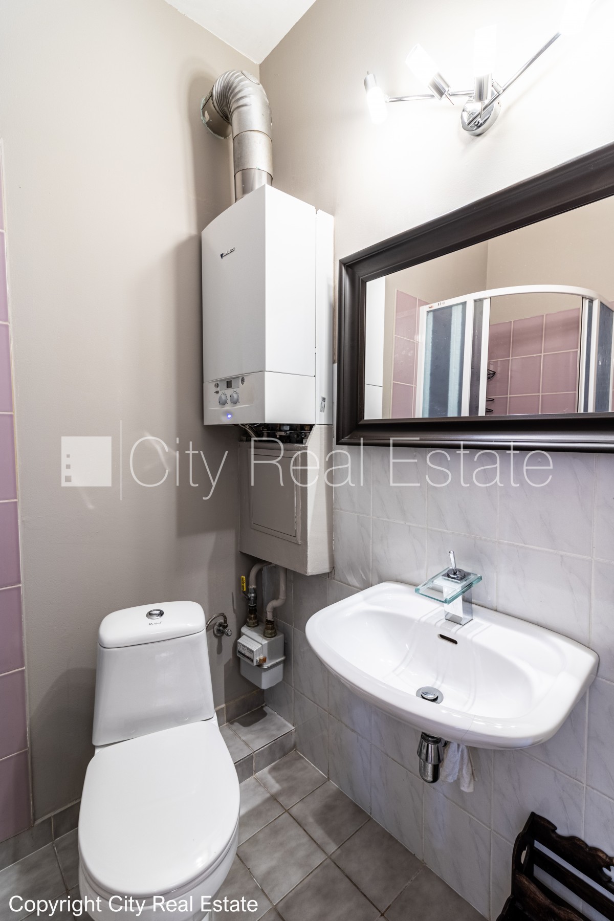 Sludinājumi. Fasādes māja, renovēta māja, ieeja no ielas, kāpņu telpa pēc kapitālā remonta, logi vērsti uz ielas Cena: 1200 EUR/mēn Foto #11