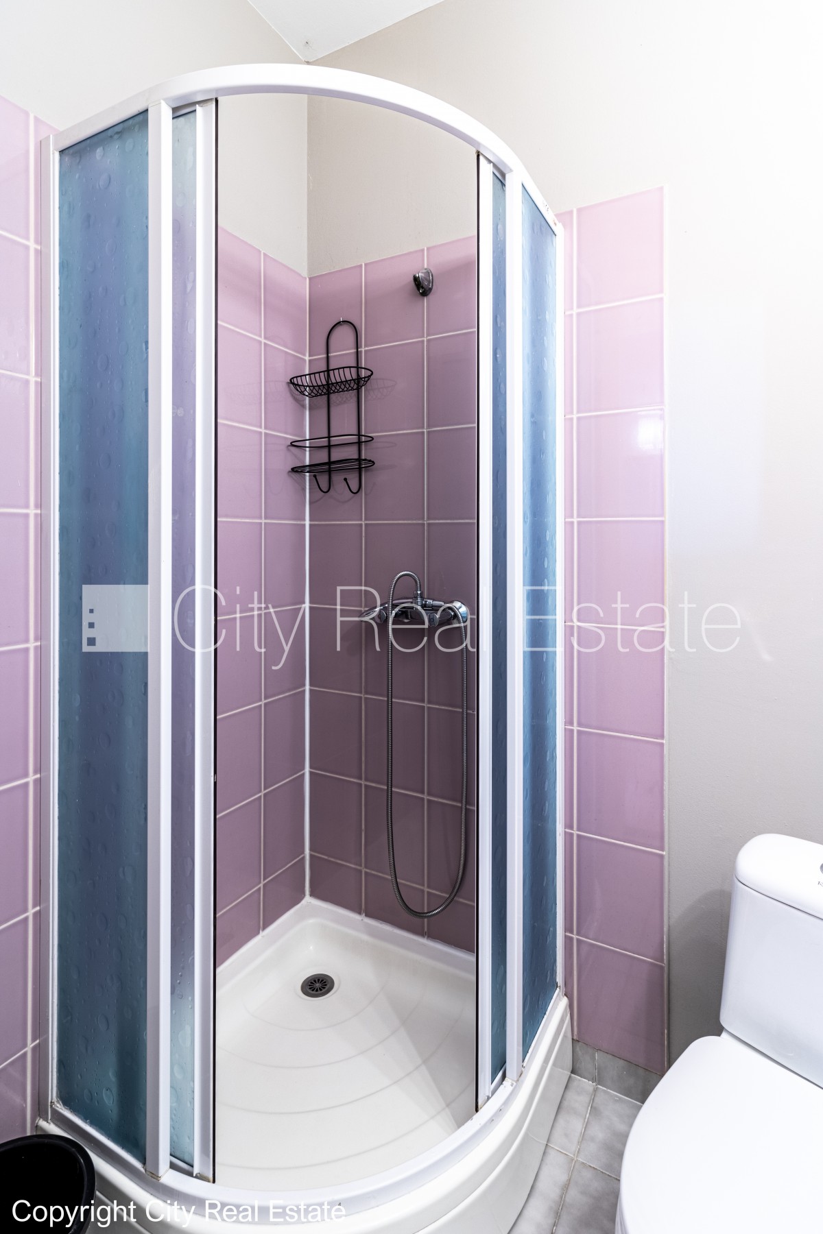 Sludinājumi. Fasādes māja, renovēta māja, ieeja no ielas, kāpņu telpa pēc kapitālā remonta, logi vērsti uz ielas Cena: 1200 EUR/mēn Foto #12