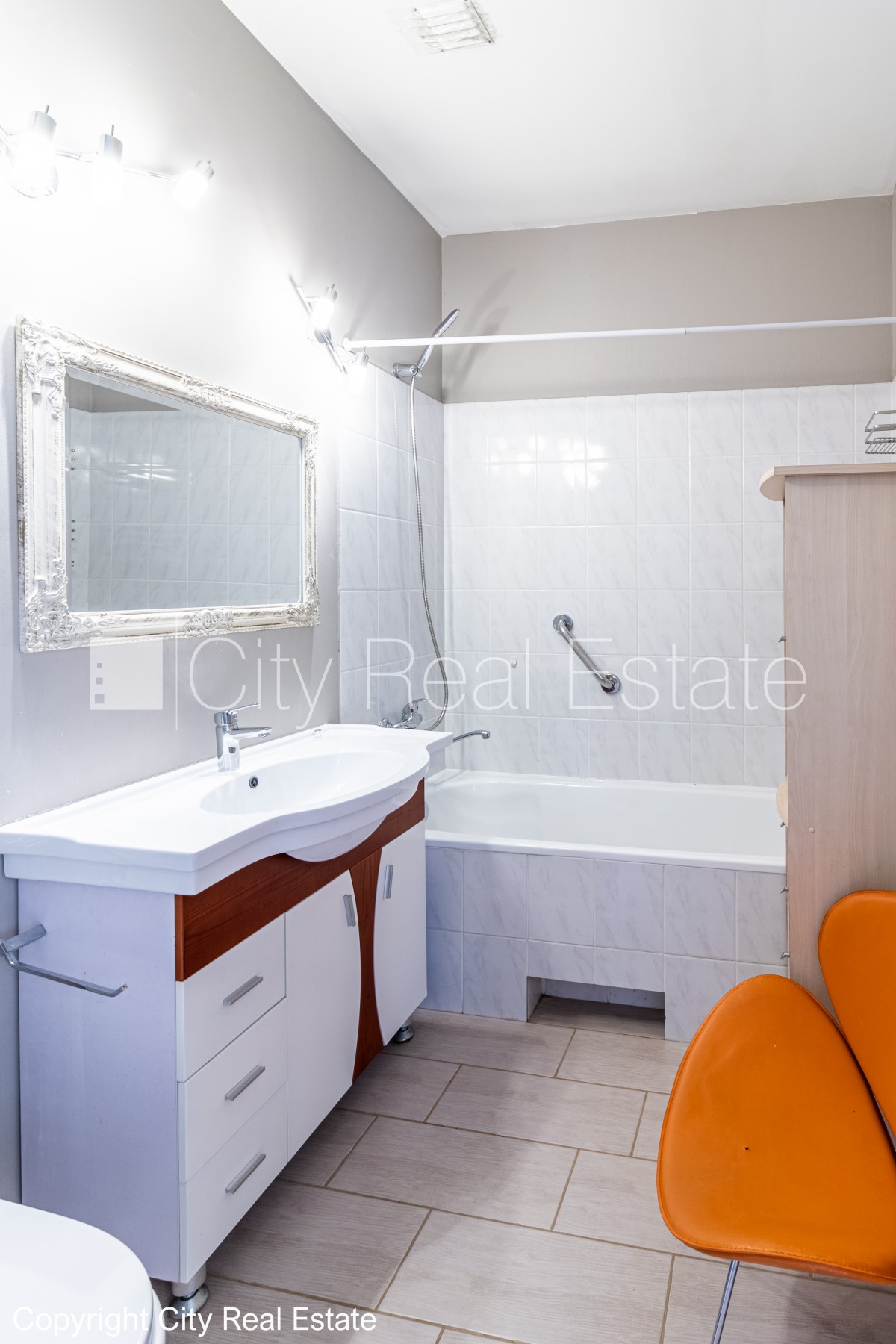 Sludinājumi. Fasādes māja, renovēta māja, ieeja no ielas, kāpņu telpa pēc kapitālā remonta, logi vērsti uz ielas Cena: 1200 EUR/mēn Foto #10