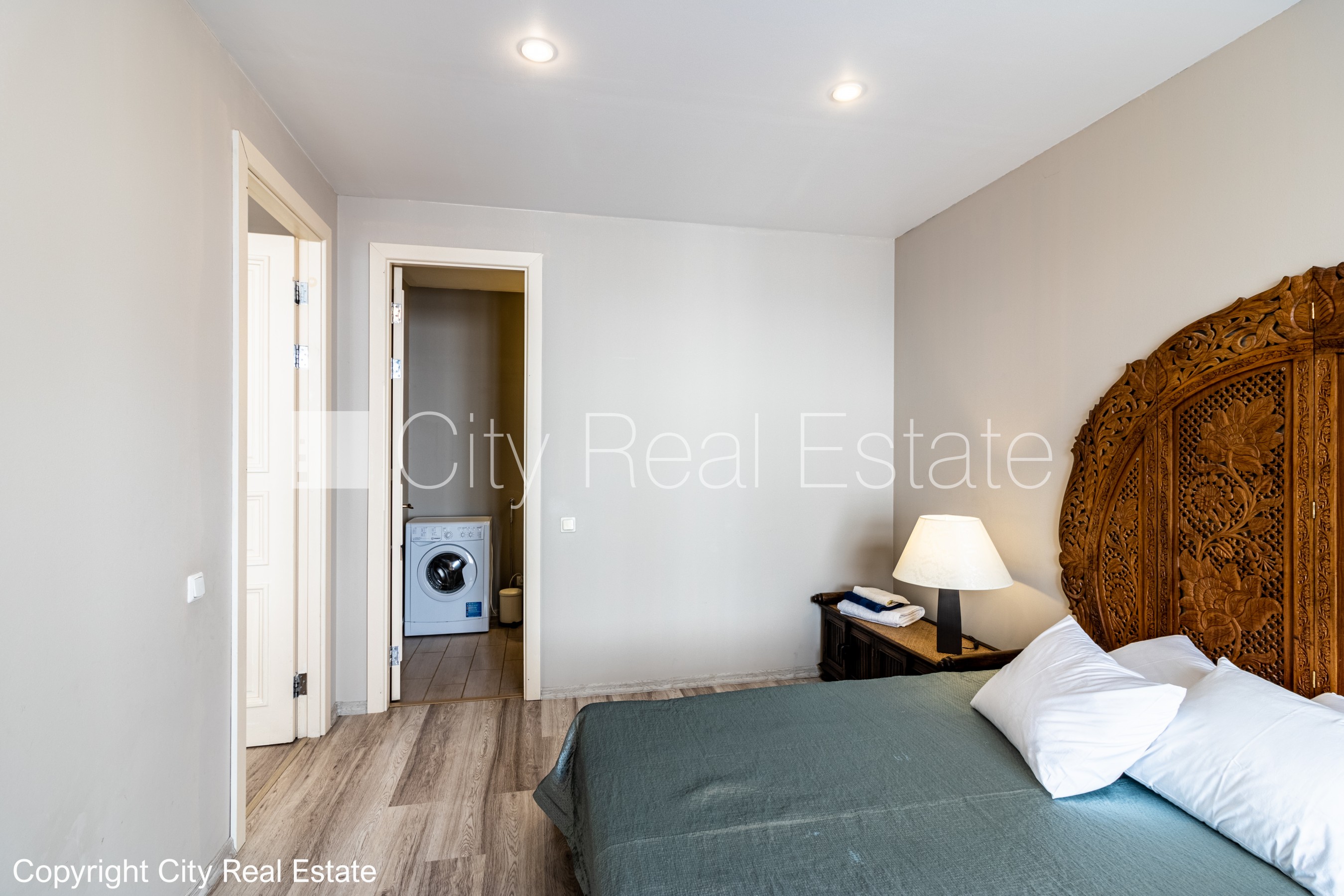 Sludinājumi. Fasādes māja, renovēta māja, ieeja no ielas, kāpņu telpa pēc kapitālā remonta, logi vērsti uz ielas Cena: 1200 EUR/mēn Foto #7