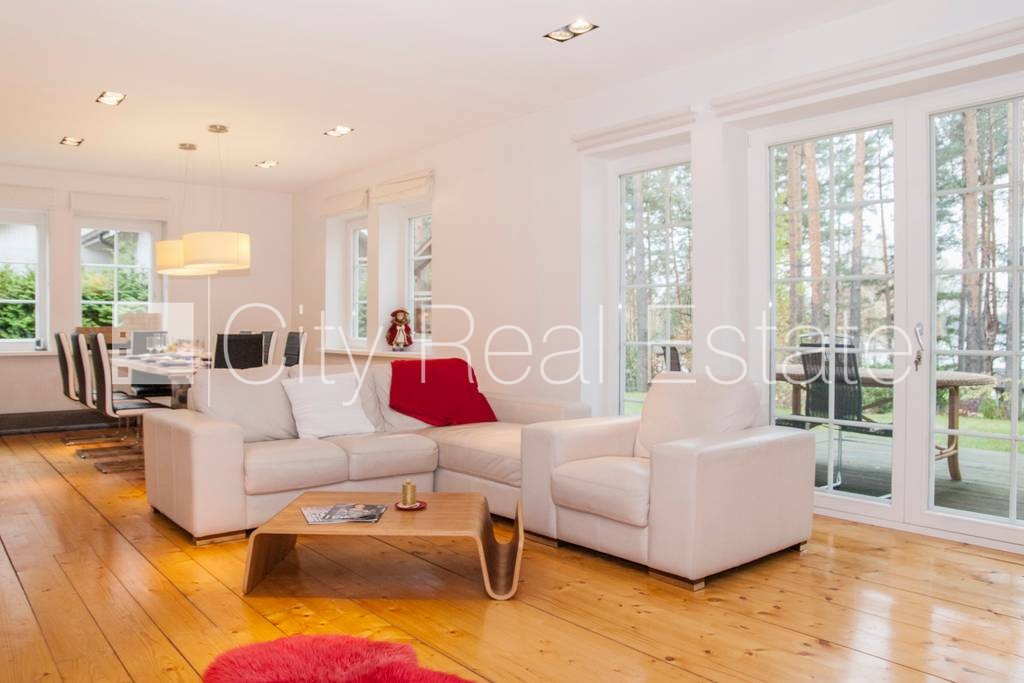 Sludinājumi. Zeme īpašumā, jaunceltne, dakstiņu jumta segums, ķieģeļu mūra sienas, labiekārtota apzaļumota Cena: 525000 EUR Foto #3