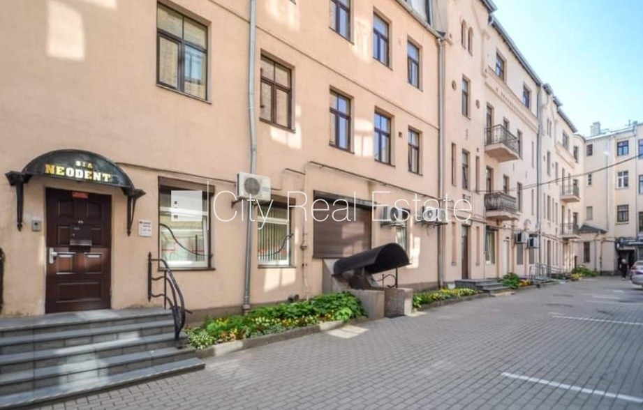Sludinājumi. Pagalma māja, ieeja no pagalma, kāpņu telpa pēc kosmētiskā remonta, logi vērsti uz pagalma pusi, Cena: 500 EUR/mēn Foto #15