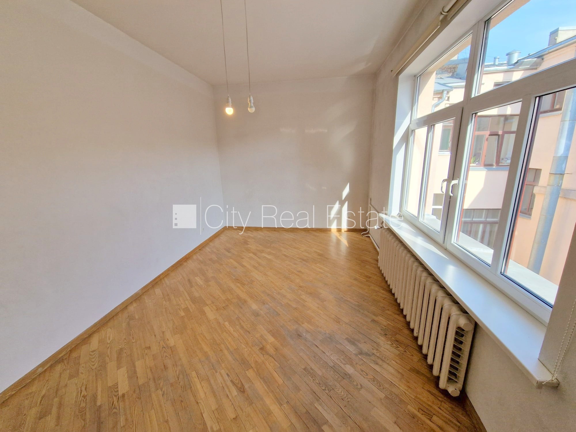 Sludinājumi. Pagalma māja, ieeja no pagalma, kāpņu telpa pēc kosmētiskā remonta, logi vērsti uz pagalma pusi, Cena: 500 EUR/mēn Foto #2