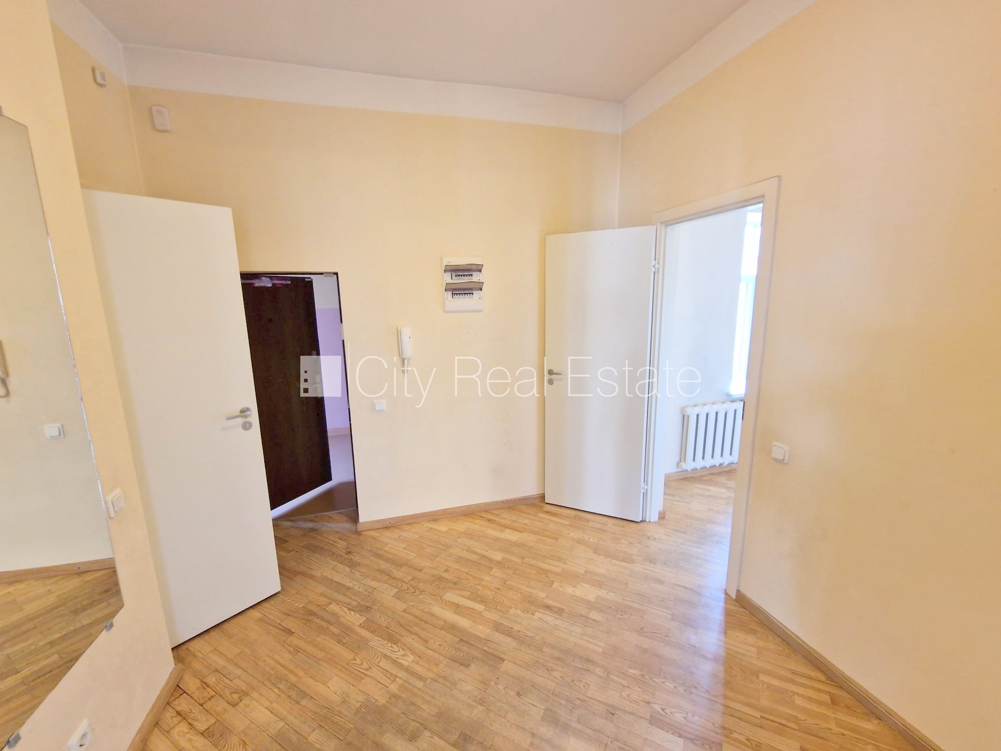 Sludinājumi. Pagalma māja, ieeja no pagalma, kāpņu telpa pēc kosmētiskā remonta, logi vērsti uz pagalma pusi, Cena: 500 EUR/mēn Foto #11