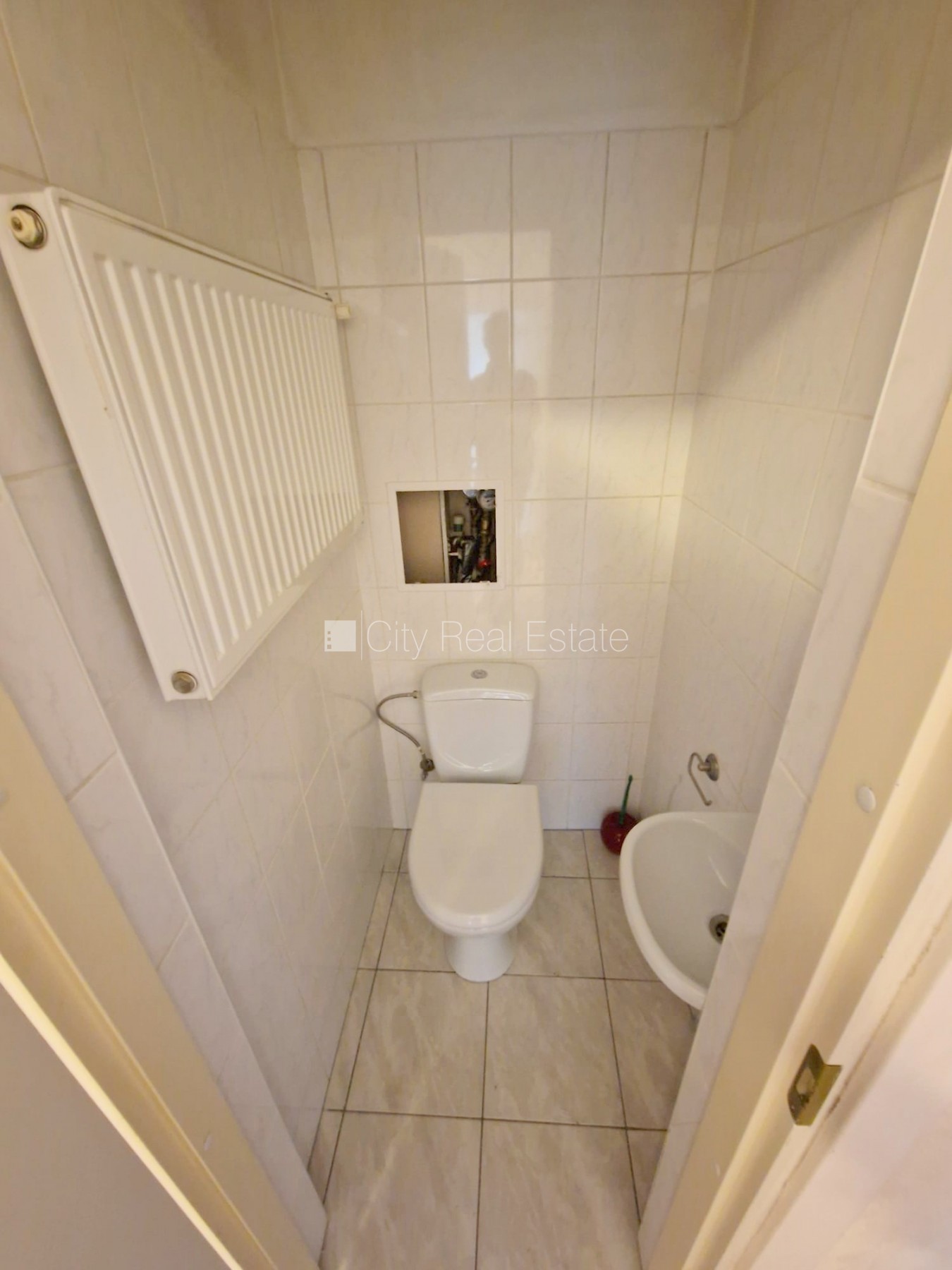 Sludinājumi. Pagalma māja, ieeja no pagalma, kāpņu telpa pēc kosmētiskā remonta, logi vērsti uz pagalma pusi, Cena: 500 EUR/mēn Foto #13