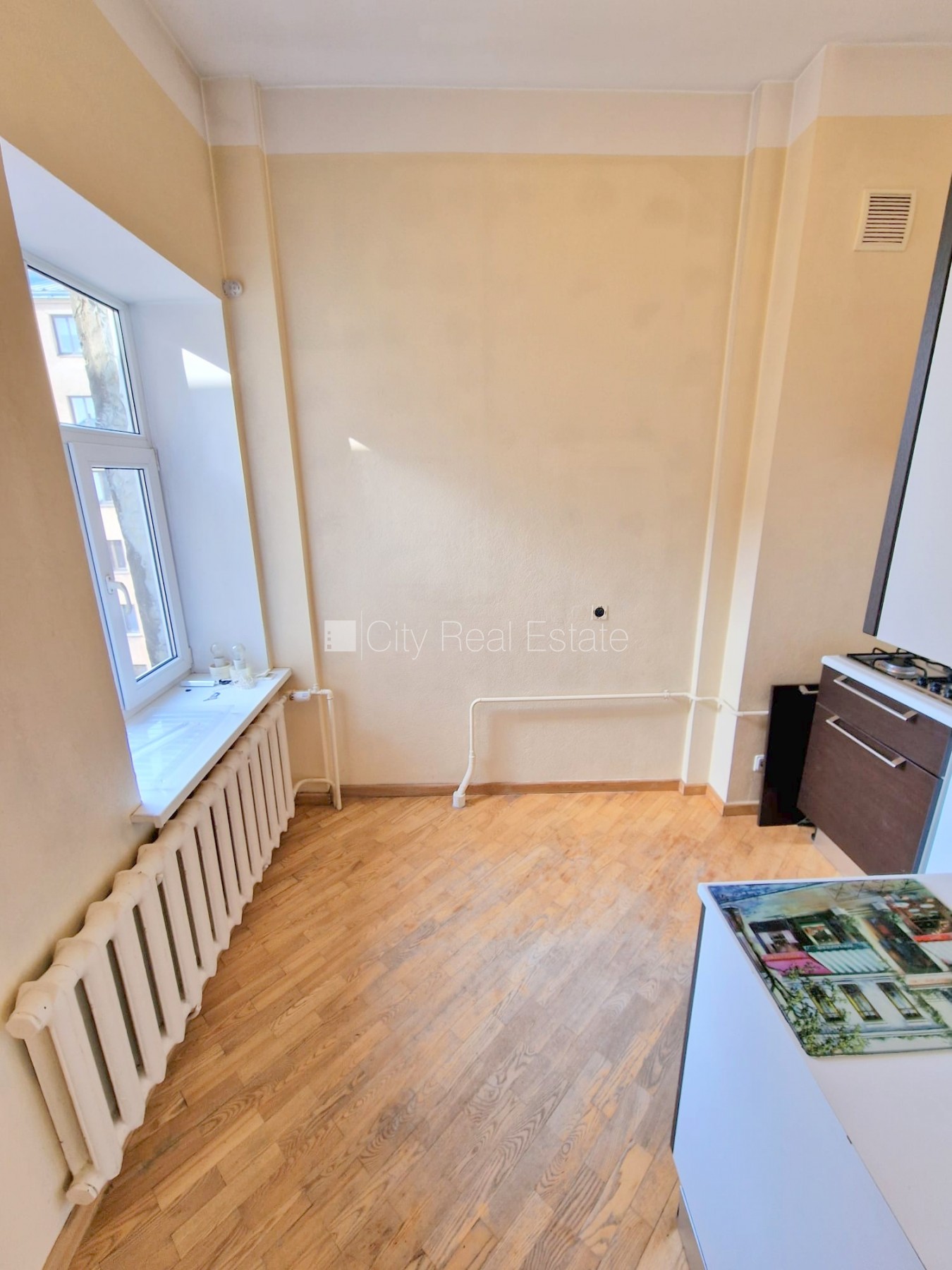Sludinājumi. Pagalma māja, ieeja no pagalma, kāpņu telpa pēc kosmētiskā remonta, logi vērsti uz pagalma pusi, Cena: 500 EUR/mēn Foto #9