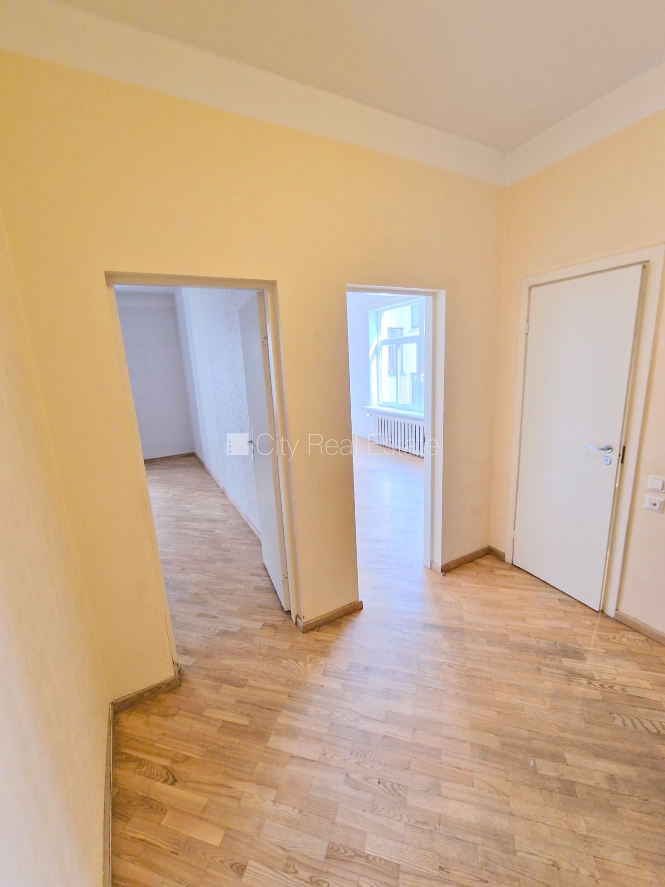 Sludinājumi. Pagalma māja, ieeja no pagalma, kāpņu telpa pēc kosmētiskā remonta, logi vērsti uz pagalma pusi, Cena: 500 EUR/mēn Foto #3