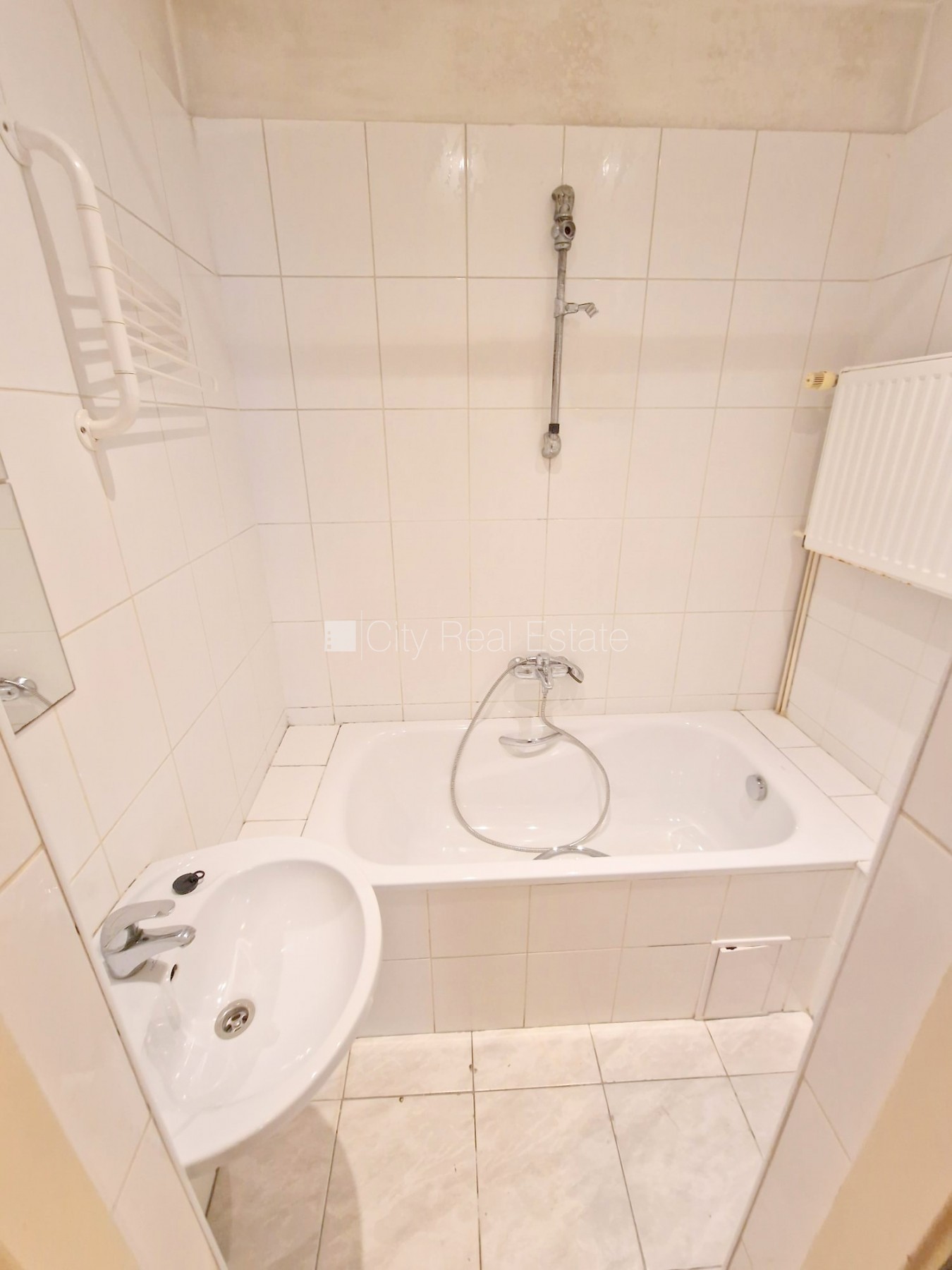 Sludinājumi. Pagalma māja, ieeja no pagalma, kāpņu telpa pēc kosmētiskā remonta, logi vērsti uz pagalma pusi, Cena: 500 EUR/mēn Foto #12