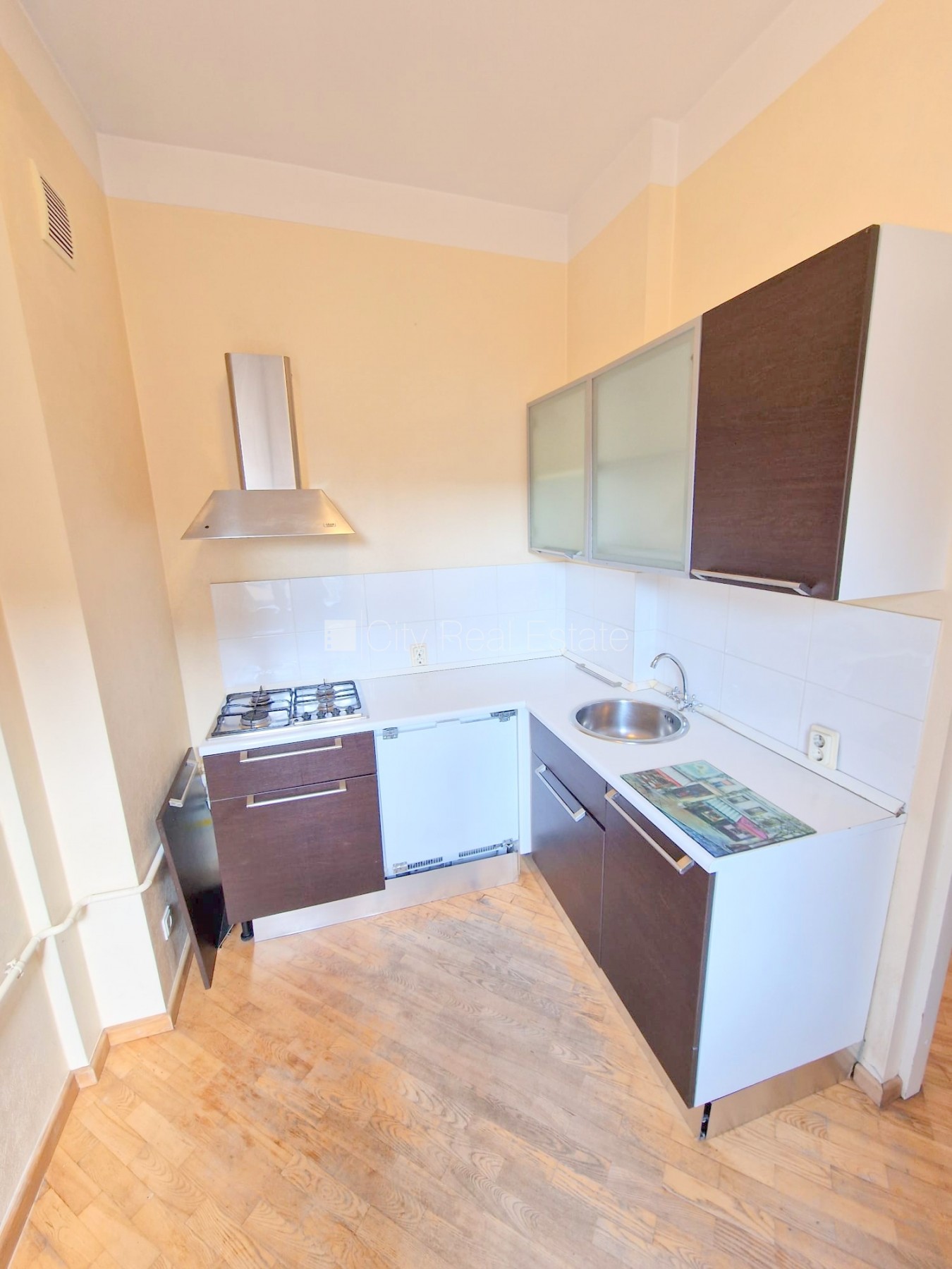 Sludinājumi. Pagalma māja, ieeja no pagalma, kāpņu telpa pēc kosmētiskā remonta, logi vērsti uz pagalma pusi, Cena: 500 EUR/mēn Foto #8
