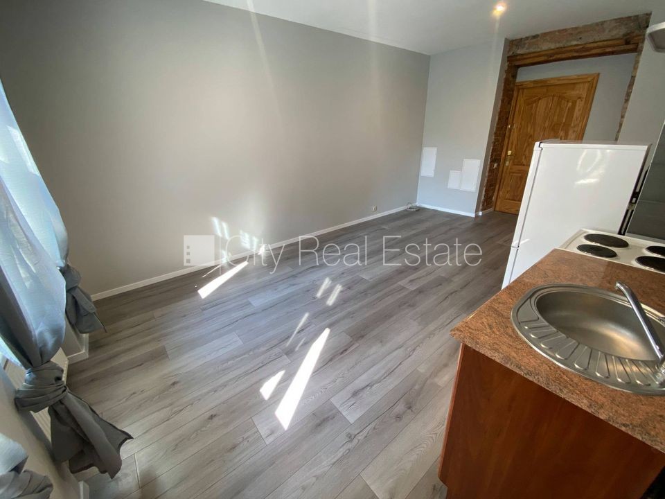 Sludinājumi. Fasādes māja, renovēta māja, labiekārtots apzaļumots pagalms, slēgts pagalms, ieeja no ielas un Cena: 320 EUR/mēn Foto #7