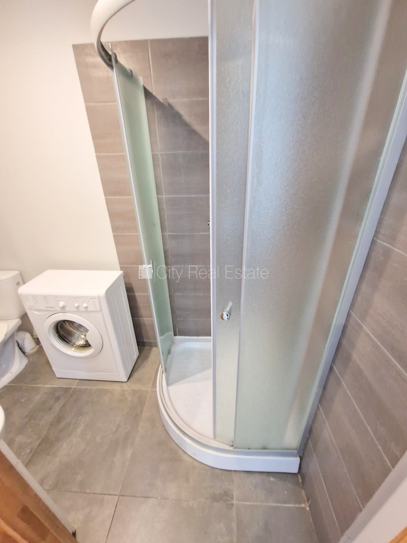 Sludinājumi. Fasādes māja, renovēta māja, labiekārtots apzaļumots pagalms, slēgts pagalms, ieeja no ielas un Cena: 320 EUR/mēn Foto #9