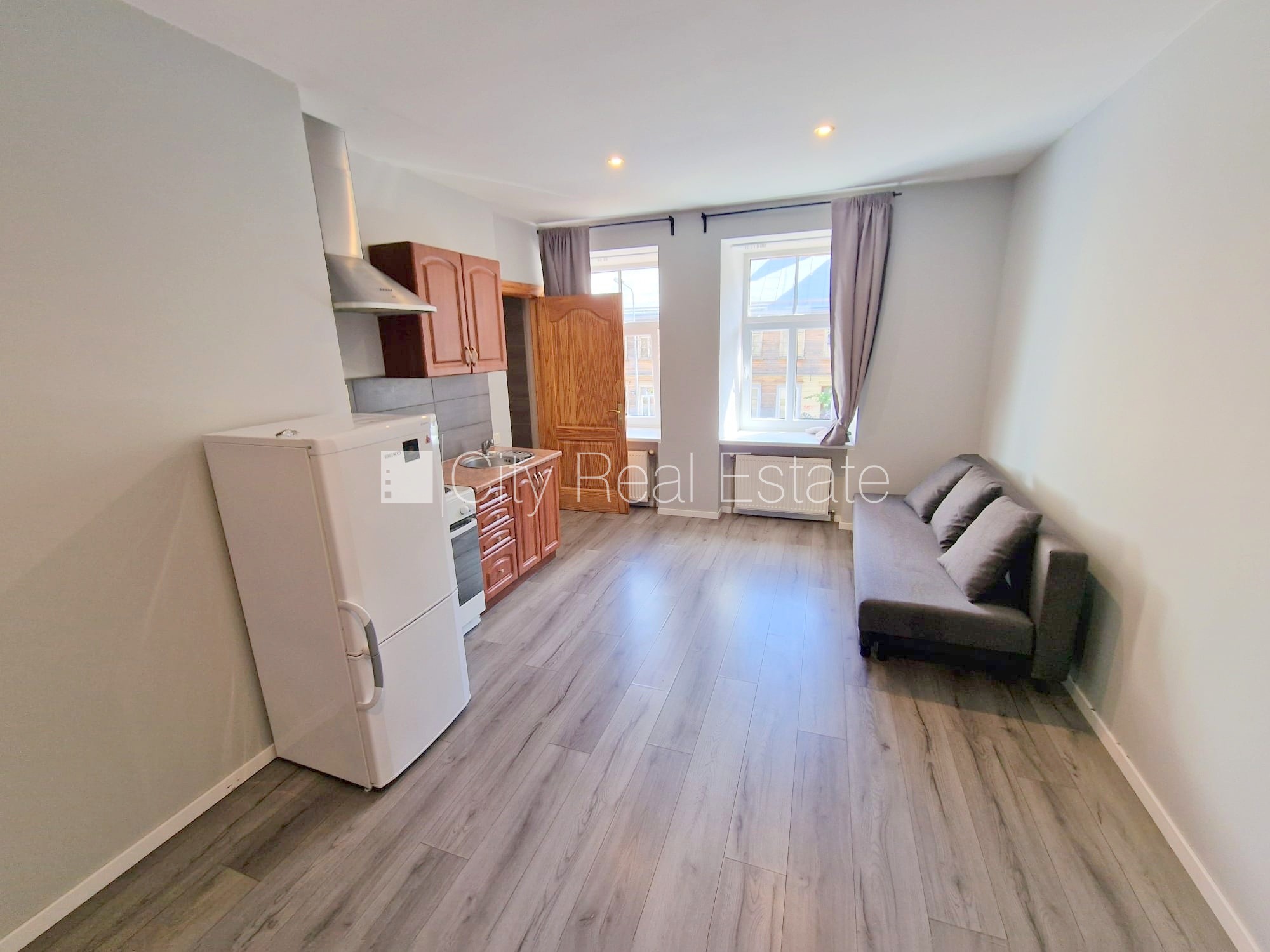 Sludinājumi. Fasādes māja, renovēta māja, labiekārtots apzaļumots pagalms, slēgts pagalms, ieeja no ielas un Cena: 320 EUR/mēn Foto #3