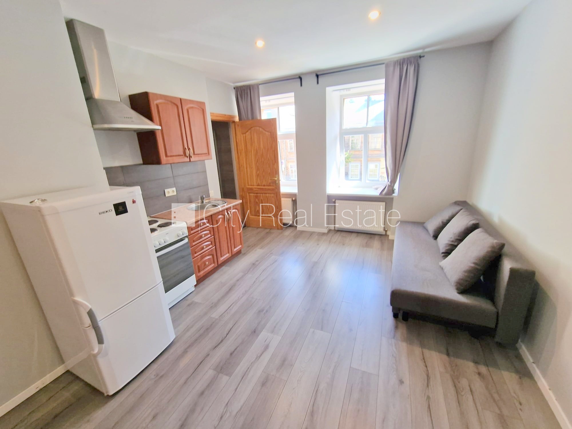 Sludinājumi. Fasādes māja, renovēta māja, labiekārtots apzaļumots pagalms, slēgts pagalms, ieeja no ielas un Cena: 320 EUR/mēn Foto #1