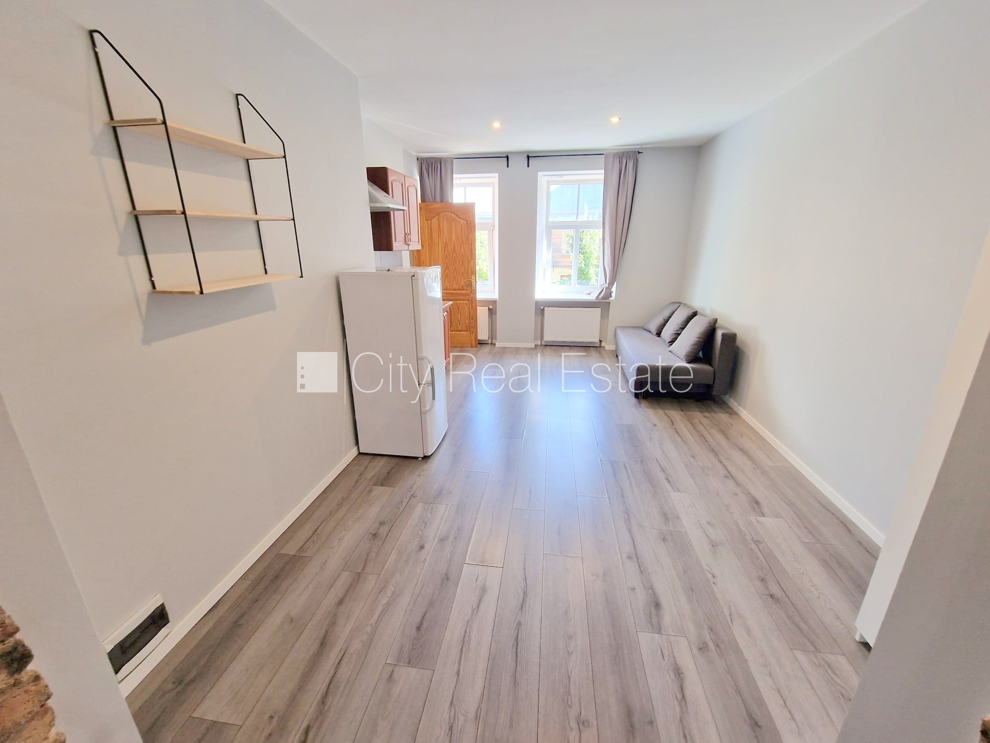 Sludinājumi. Fasādes māja, renovēta māja, labiekārtots apzaļumots pagalms, slēgts pagalms, ieeja no ielas un Cena: 320 EUR/mēn Foto #4