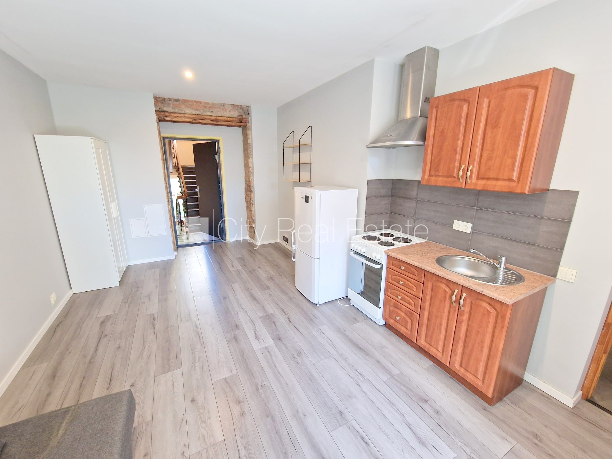 Sludinājumi. Fasādes māja, renovēta māja, labiekārtots apzaļumots pagalms, slēgts pagalms, ieeja no ielas un Cena: 320 EUR/mēn Foto #5