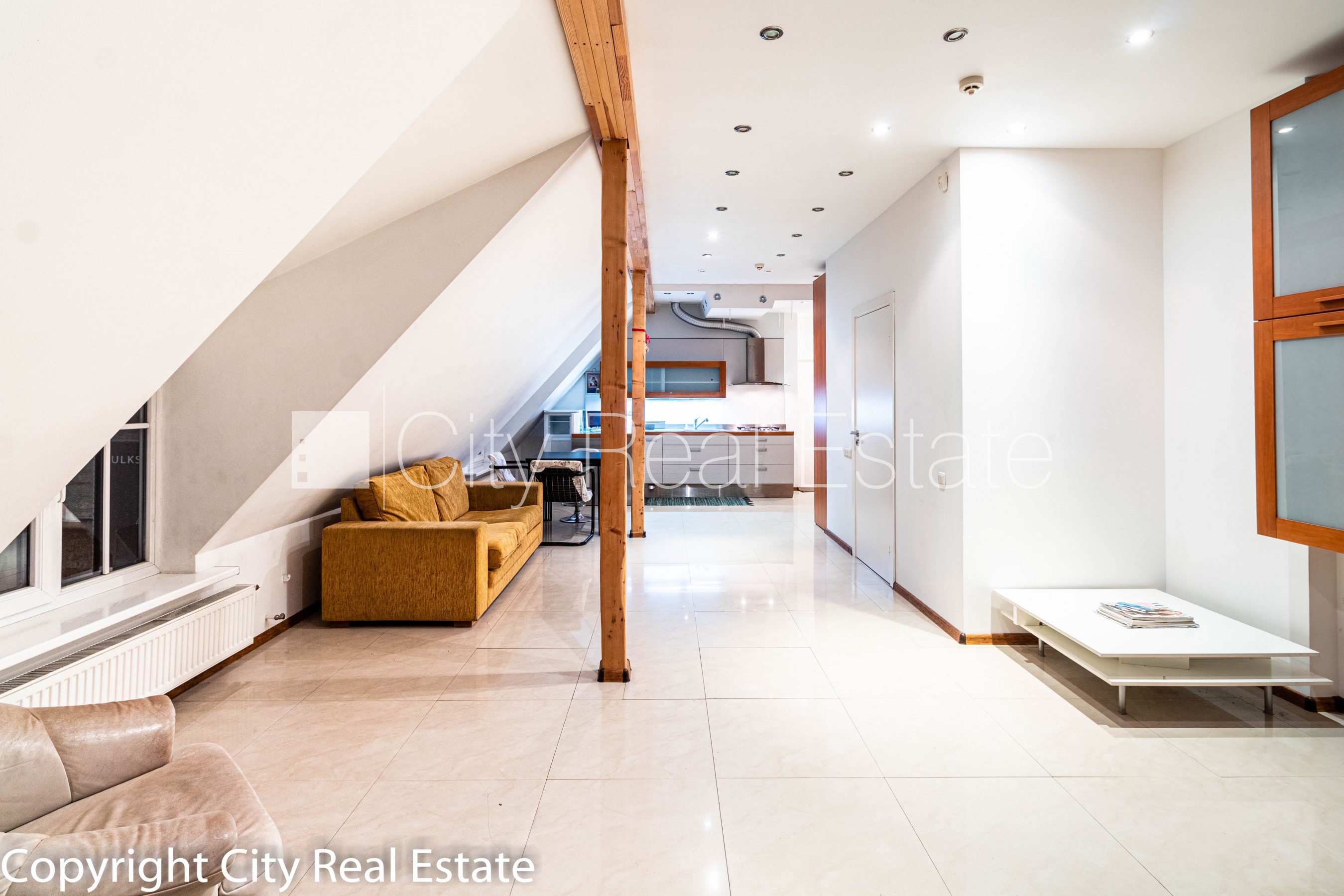 Sludinājumi. Fasādes māja, mansards, divstāvīgs, studio tipa, virtuve apvienota ar istabu, gāzes apkure, Cena: 120000 EUR Foto #3