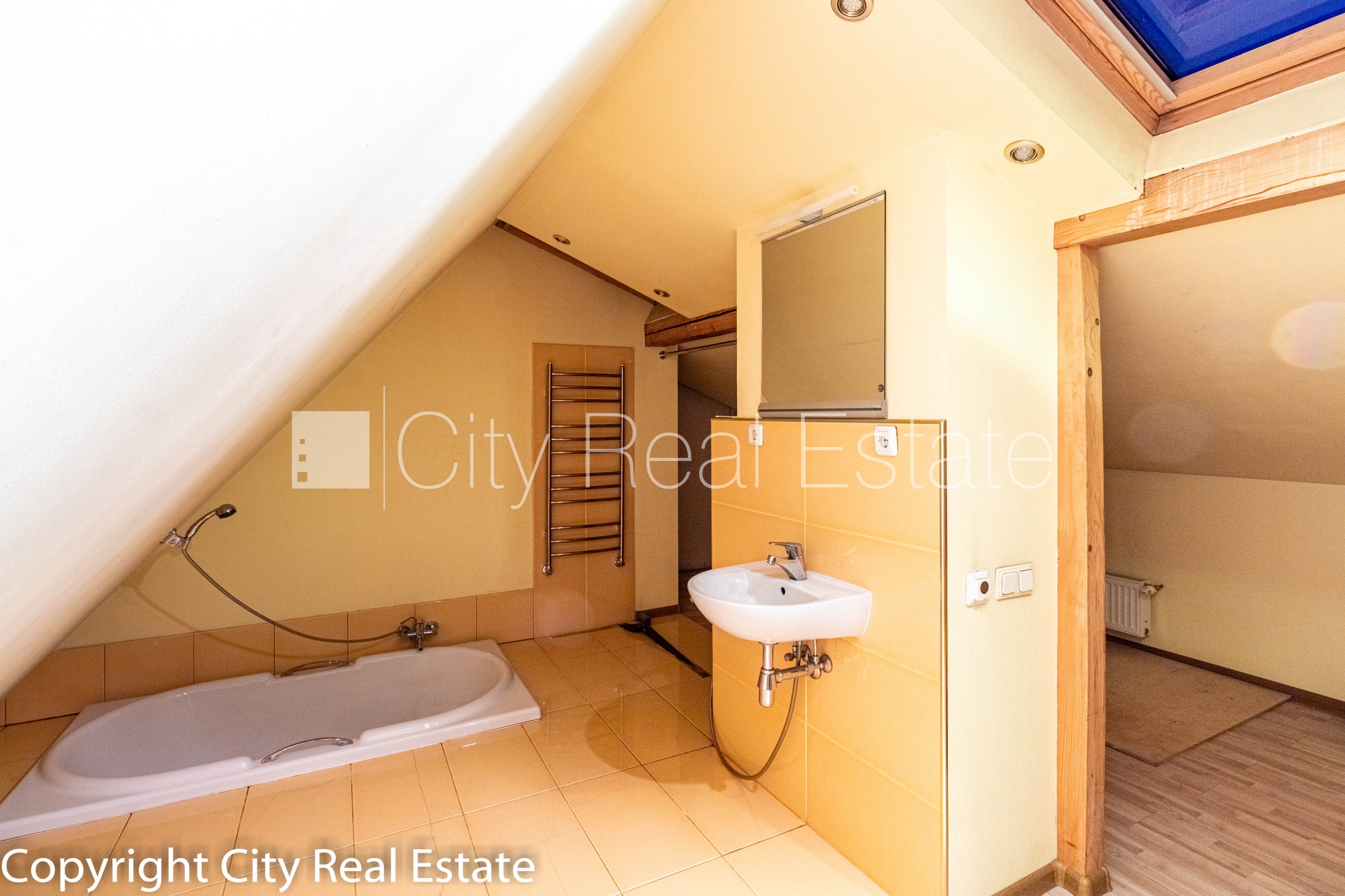 Sludinājumi. Fasādes māja, mansards, divstāvīgs, studio tipa, virtuve apvienota ar istabu, gāzes apkure, Cena: 120000 EUR Foto #8