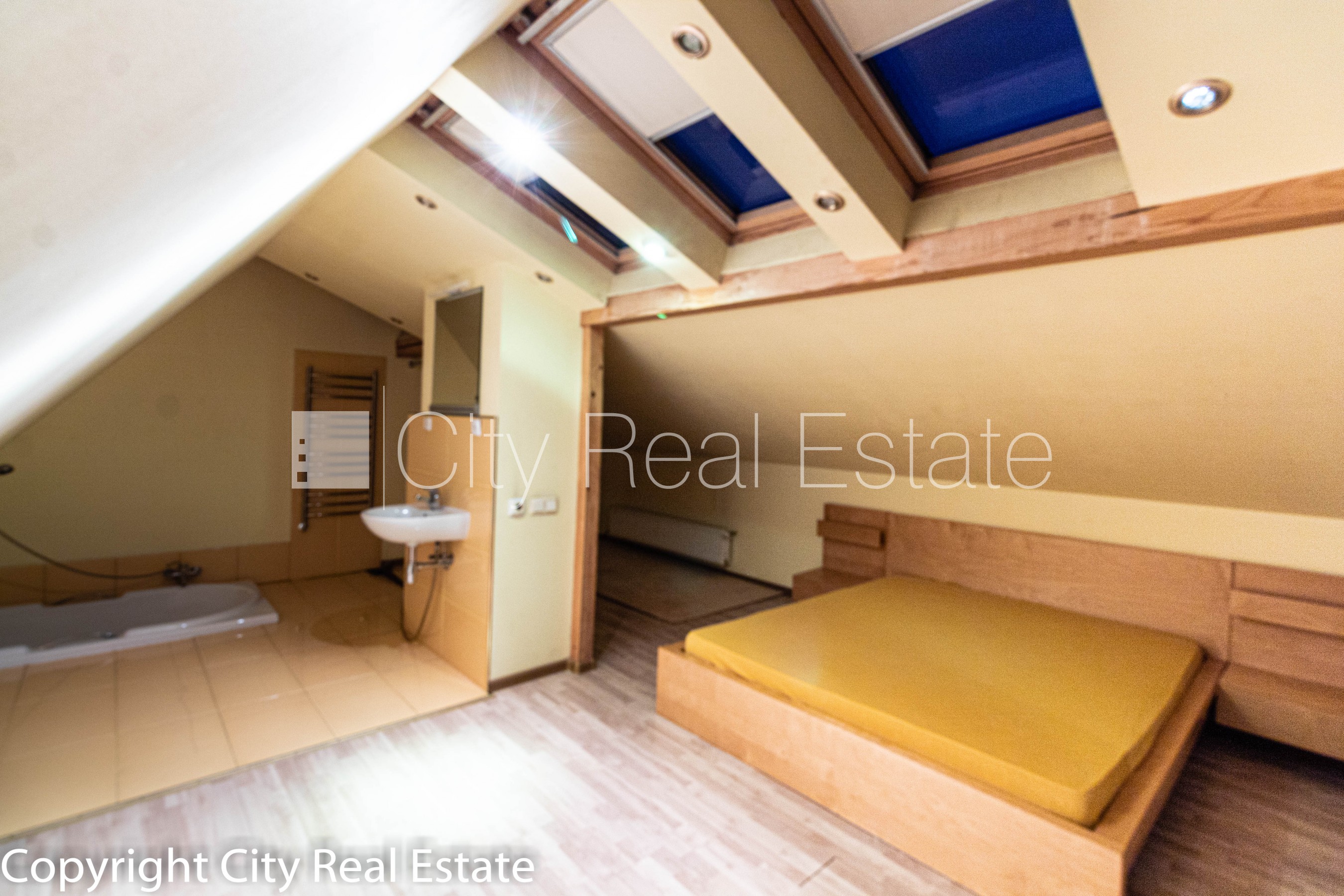 Sludinājumi. Fasādes māja, mansards, divstāvīgs, studio tipa, virtuve apvienota ar istabu, gāzes apkure, Cena: 120000 EUR Foto #9