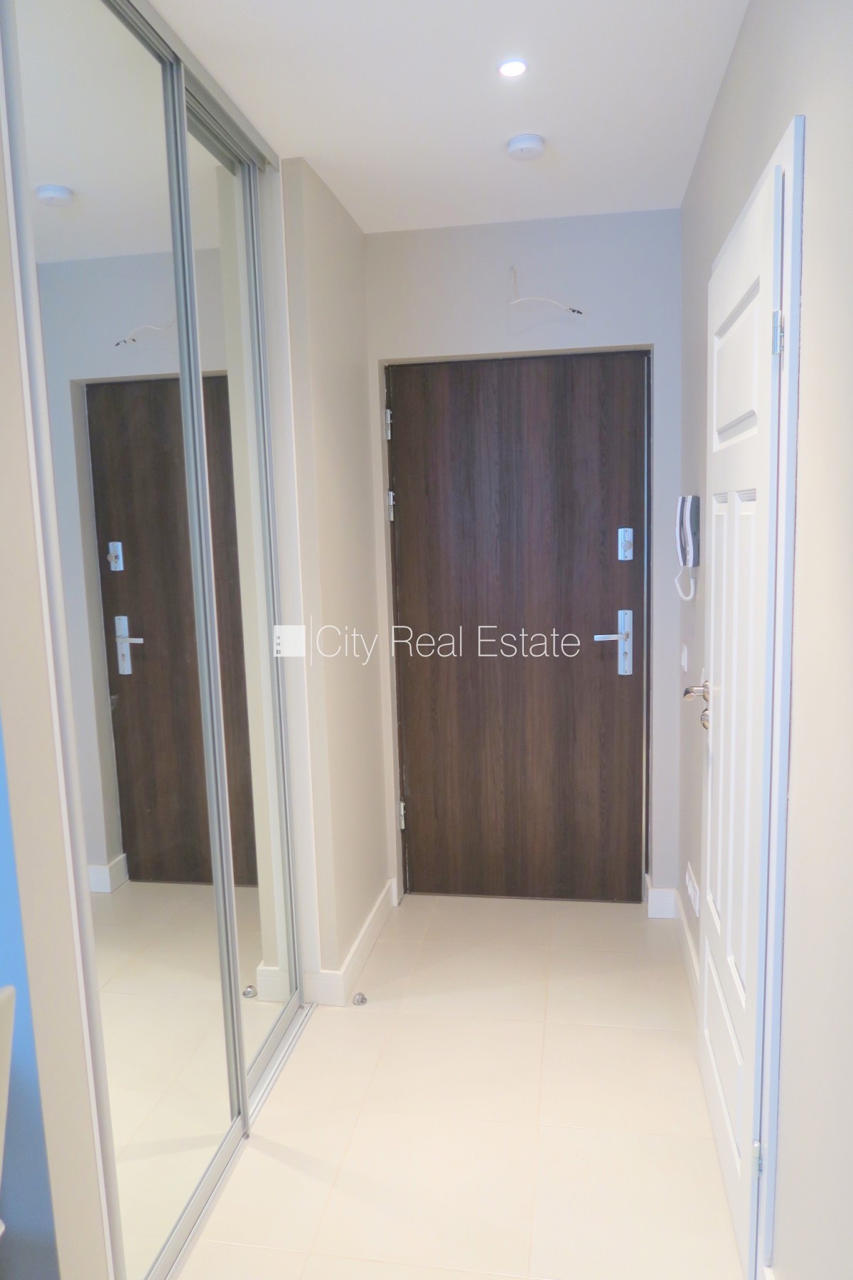 Sludinājumi. Jaunceltne, fasādes māja, labiekārtots apzaļumots pagalms, slēgts pagalms, iespēja nomāt Cena: 140000 EUR Foto #9