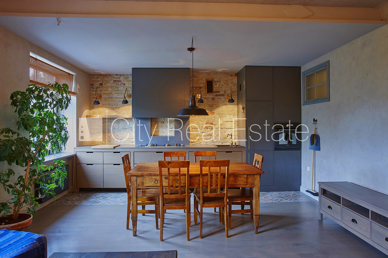 Sludinājumi. Fasādes māja, labiekārtota apzaļumota teritorija, garāžas vārti aprīkoti ar automatizētu atvēršanās Cena: 950 EUR/mēn Foto #4