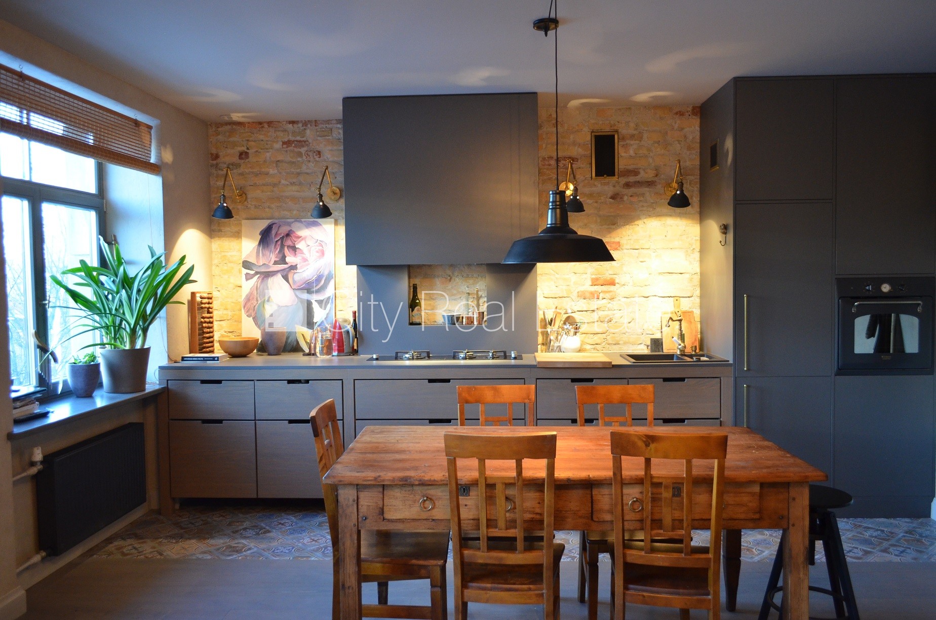 Sludinājumi. Fasādes māja, labiekārtota apzaļumota teritorija, garāžas vārti aprīkoti ar automatizētu atvēršanās Cena: 950 EUR/mēn Foto #6