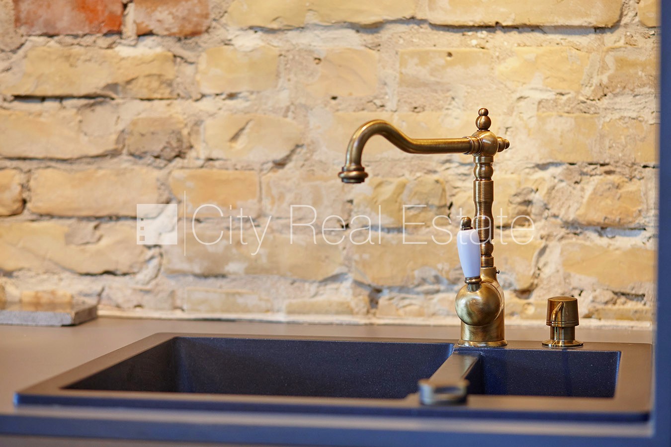 Sludinājumi. Fasādes māja, labiekārtota apzaļumota teritorija, garāžas vārti aprīkoti ar automatizētu atvēršanās Cena: 950 EUR/mēn Foto #9