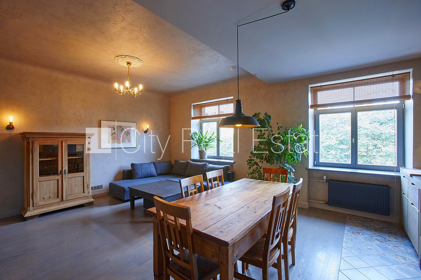 Sludinājumi. Fasādes māja, labiekārtota apzaļumota teritorija, garāžas vārti aprīkoti ar automatizētu atvēršanās Cena: 950 EUR/mēn Foto #5