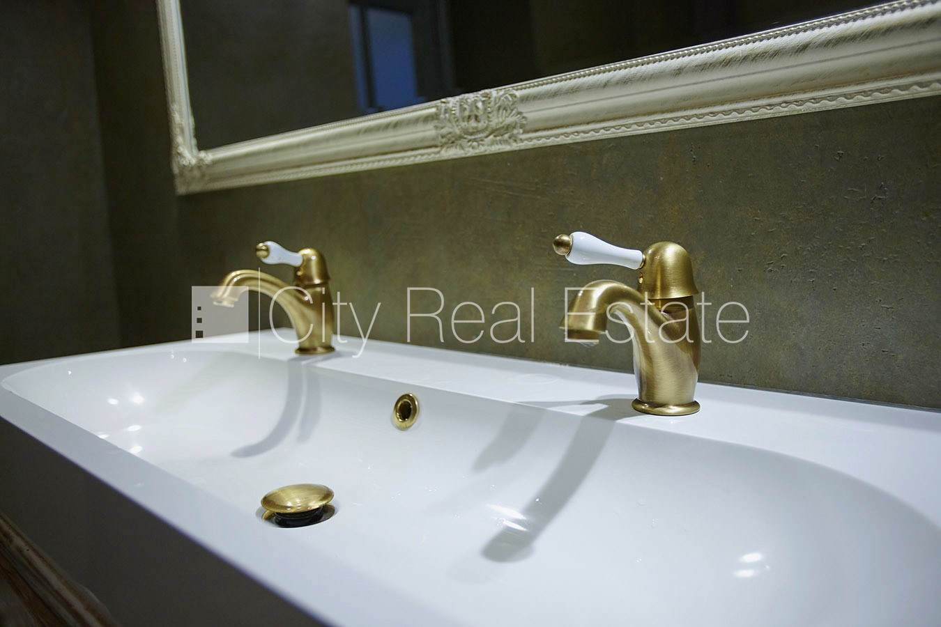 Sludinājumi. Fasādes māja, labiekārtota apzaļumota teritorija, garāžas vārti aprīkoti ar automatizētu atvēršanās Cena: 950 EUR/mēn Foto #16