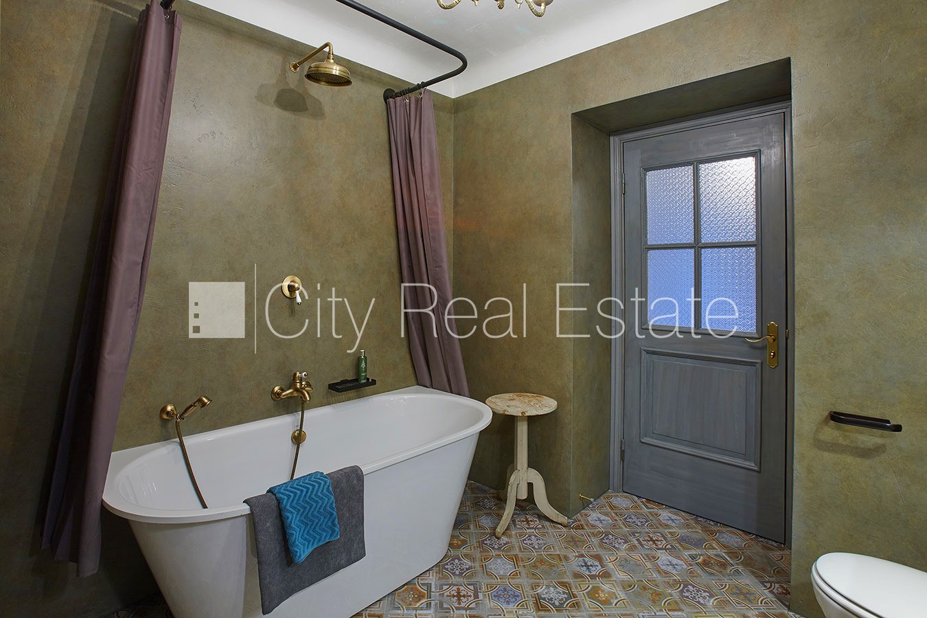 Sludinājumi. Fasādes māja, labiekārtota apzaļumota teritorija, garāžas vārti aprīkoti ar automatizētu atvēršanās Cena: 950 EUR/mēn Foto #12