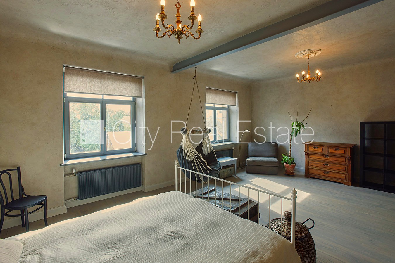 Sludinājumi. Fasādes māja, labiekārtota apzaļumota teritorija, garāžas vārti aprīkoti ar automatizētu atvēršanās Cena: 950 EUR/mēn Foto #3