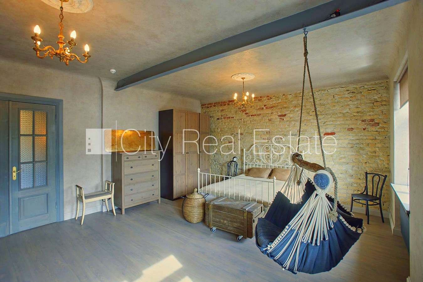 Sludinājumi. Fasādes māja, labiekārtota apzaļumota teritorija, garāžas vārti aprīkoti ar automatizētu atvēršanās Cena: 950 EUR/mēn Foto #1