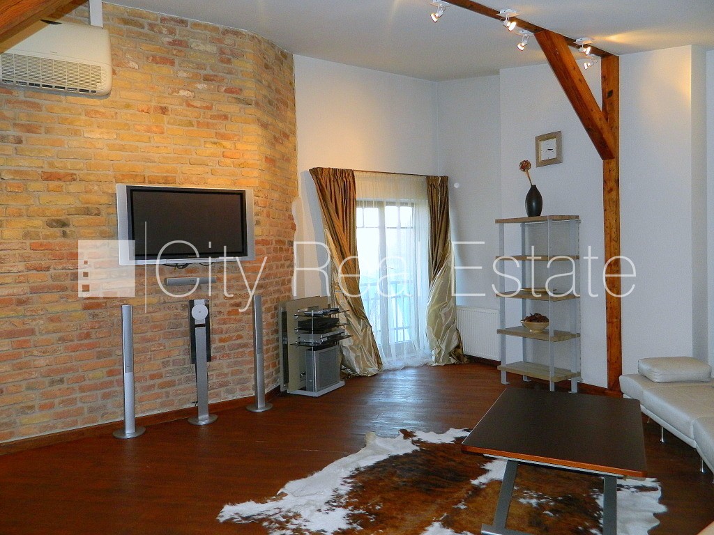 Sludinājumi. Fasādes māja, ieeja no ielas, kāpņu telpa pēc kosmētiskā remonta, franču balkons, terase, logi Cena: 1000 EUR/mēn Foto #4