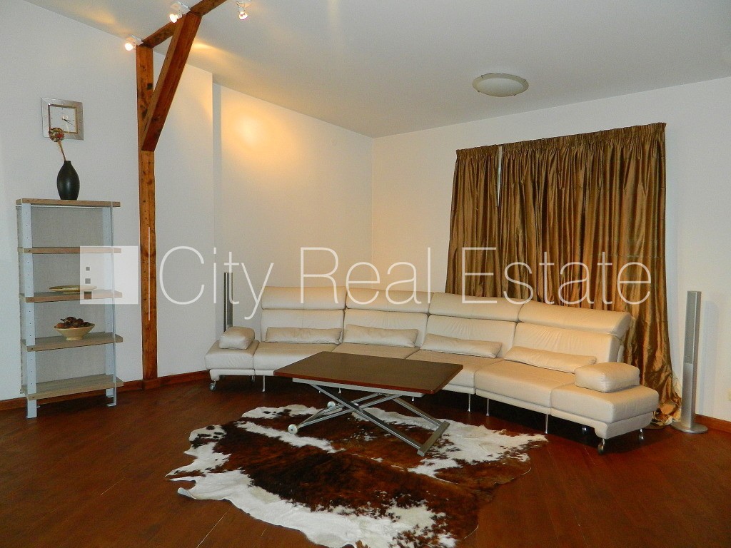 Sludinājumi. Fasādes māja, ieeja no ielas, kāpņu telpa pēc kosmētiskā remonta, franču balkons, terase, logi Cena: 1000 EUR/mēn Foto #2