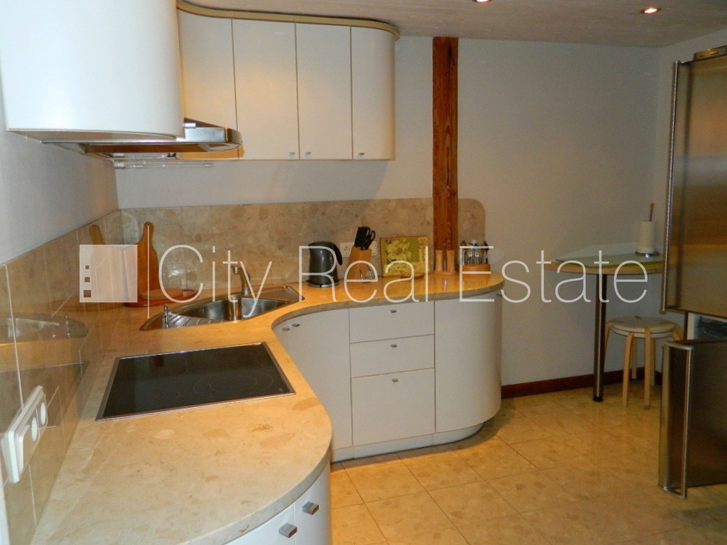 Sludinājumi. Fasādes māja, ieeja no ielas, kāpņu telpa pēc kosmētiskā remonta, franču balkons, terase, logi Cena: 1000 EUR/mēn Foto #12