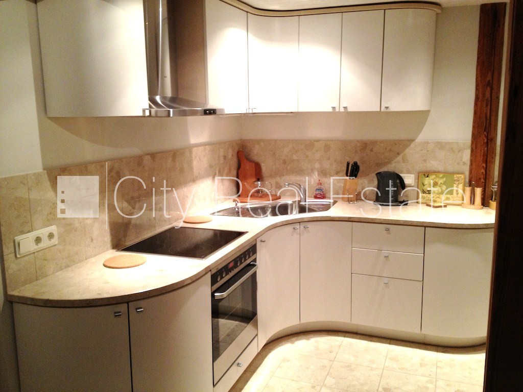 Sludinājumi. Fasādes māja, ieeja no ielas, kāpņu telpa pēc kosmētiskā remonta, franču balkons, terase, logi Cena: 1000 EUR/mēn Foto #13