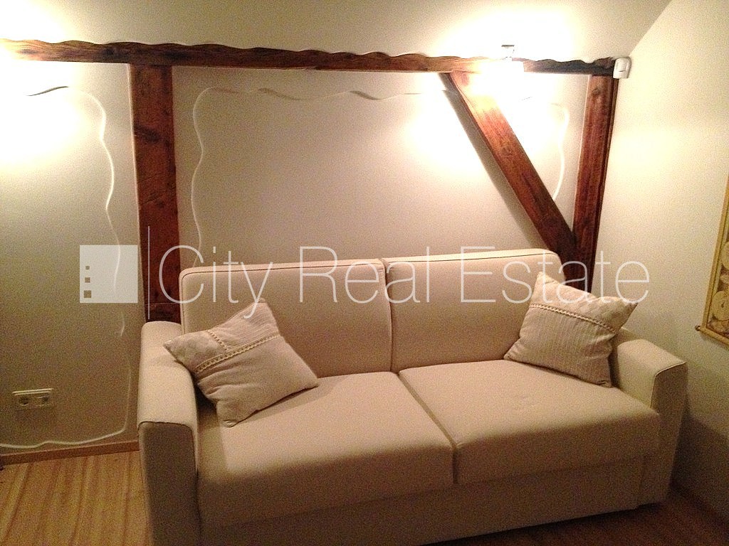 Sludinājumi. Fasādes māja, ieeja no ielas, kāpņu telpa pēc kosmētiskā remonta, franču balkons, terase, logi Cena: 1000 EUR/mēn Foto #9