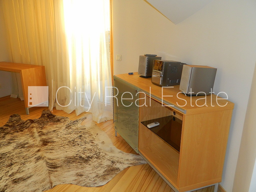 Sludinājumi. Fasādes māja, ieeja no ielas, kāpņu telpa pēc kosmētiskā remonta, franču balkons, terase, logi Cena: 1000 EUR/mēn Foto #10