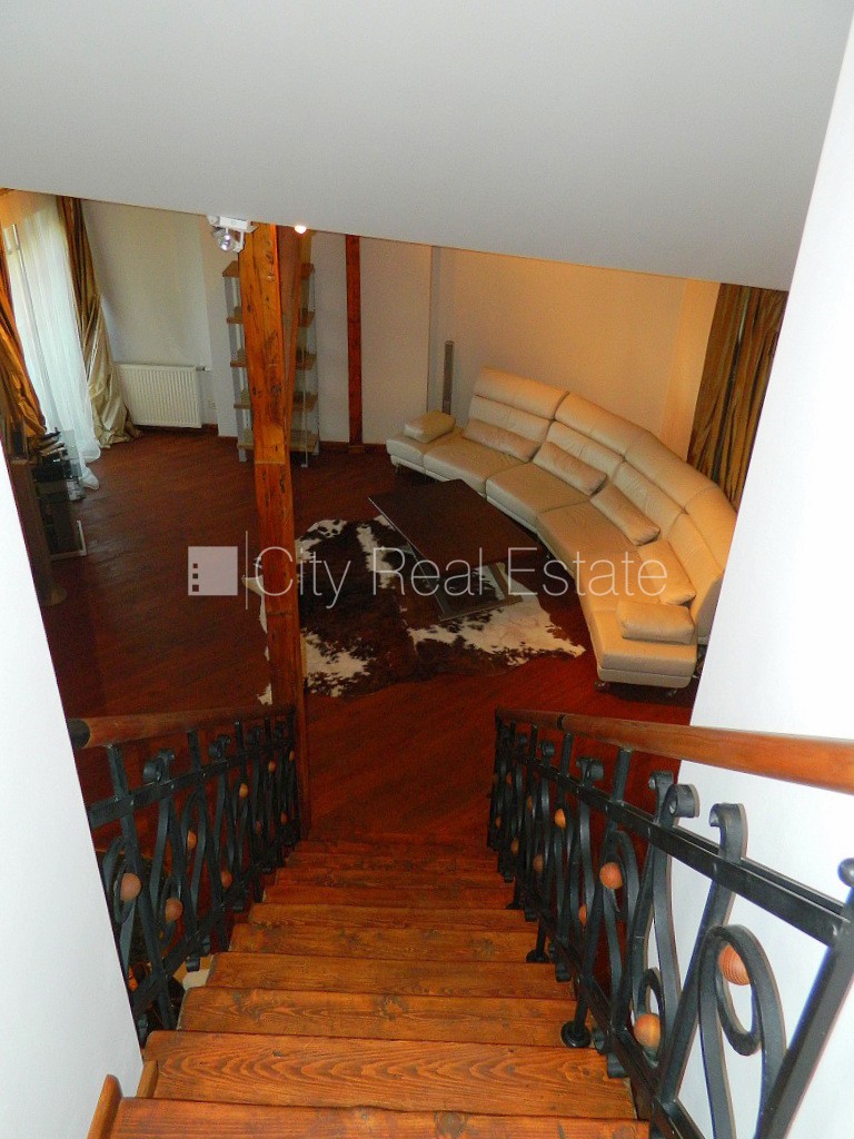 Sludinājumi. Fasādes māja, ieeja no ielas, kāpņu telpa pēc kosmētiskā remonta, franču balkons, terase, logi Cena: 1000 EUR/mēn Foto #11