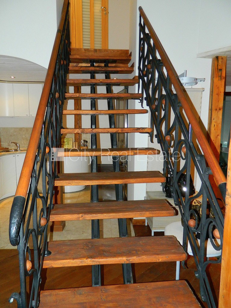 Sludinājumi. Fasādes māja, ieeja no ielas, kāpņu telpa pēc kosmētiskā remonta, franču balkons, terase, logi Cena: 1000 EUR/mēn Foto #8