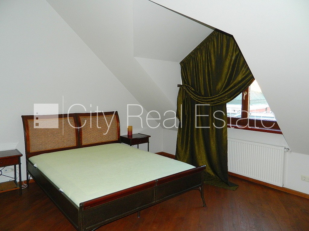 Sludinājumi. Fasādes māja, ieeja no ielas, kāpņu telpa pēc kosmētiskā remonta, franču balkons, terase, logi Cena: 1000 EUR/mēn Foto #5