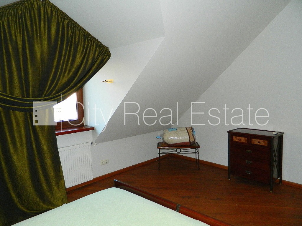 Sludinājumi. Fasādes māja, ieeja no ielas, kāpņu telpa pēc kosmētiskā remonta, franču balkons, terase, logi Cena: 1000 EUR/mēn Foto #7