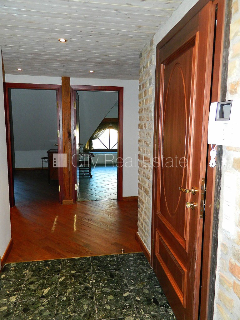 Sludinājumi. Fasādes māja, ieeja no ielas, kāpņu telpa pēc kosmētiskā remonta, franču balkons, terase, logi Cena: 1000 EUR/mēn Foto #14