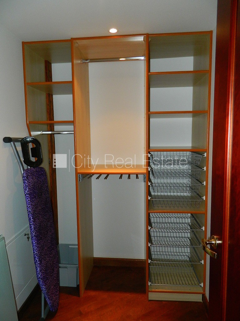 Sludinājumi. Fasādes māja, ieeja no ielas, kāpņu telpa pēc kosmētiskā remonta, franču balkons, terase, logi Cena: 1000 EUR/mēn Foto #21