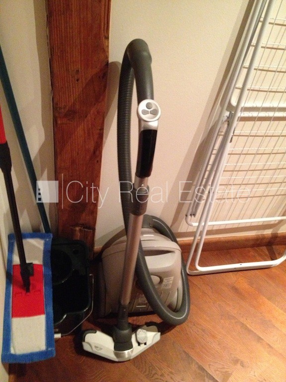 Sludinājumi. Fasādes māja, ieeja no ielas, kāpņu telpa pēc kosmētiskā remonta, franču balkons, terase, logi Cena: 1000 EUR/mēn Foto #20