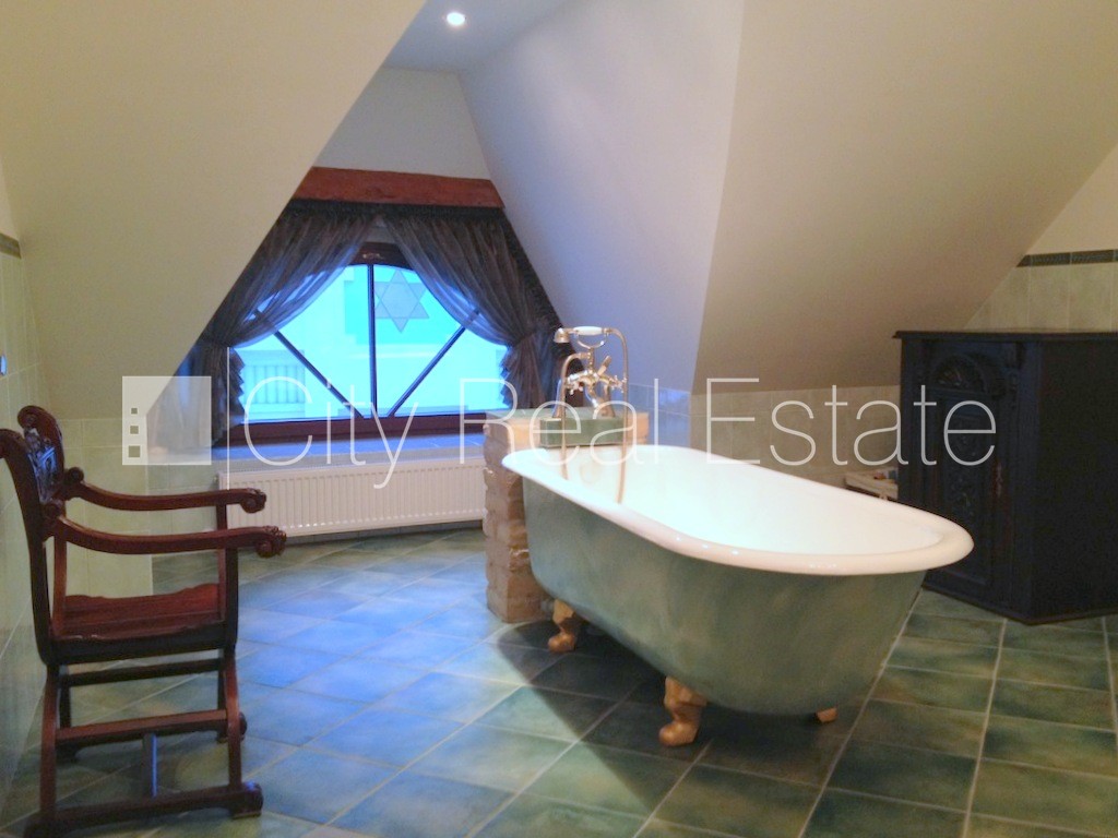 Sludinājumi. Fasādes māja, ieeja no ielas, kāpņu telpa pēc kosmētiskā remonta, franču balkons, terase, logi Cena: 1000 EUR/mēn Foto #15