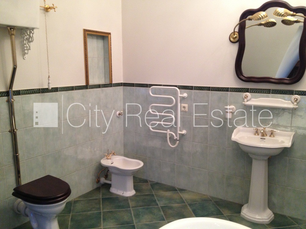 Sludinājumi. Fasādes māja, ieeja no ielas, kāpņu telpa pēc kosmētiskā remonta, franču balkons, terase, logi Cena: 1000 EUR/mēn Foto #16