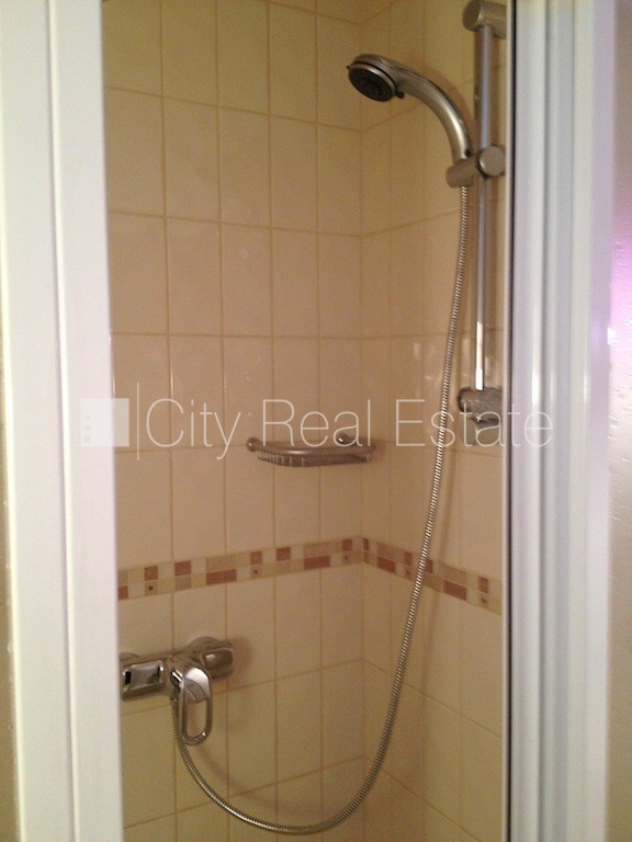 Sludinājumi. Fasādes māja, ieeja no ielas, kāpņu telpa pēc kosmētiskā remonta, franču balkons, terase, logi Cena: 1000 EUR/mēn Foto #18