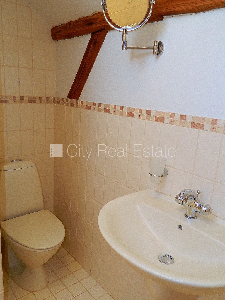 Sludinājumi. Fasādes māja, ieeja no ielas, kāpņu telpa pēc kosmētiskā remonta, franču balkons, terase, logi Cena: 1000 EUR/mēn Foto #19